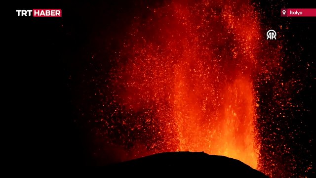 İtalya'da Etna Yanardağı yeniden kül ve lav püskürttü