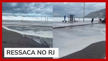 Prefeitura do RJ emite alerta após ressaca invadir ciclovia no Leblon