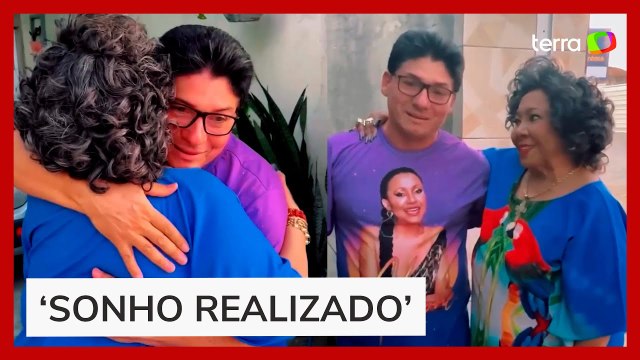 Alcione surpreende fã com visita e conhece coleção com itens de sua carreira