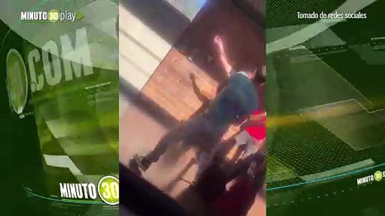 Con patada voladora! Dos hombre se enfrentaron a los golpes en la estación Caribe del Metro de Medellín