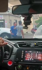 Hombre y mujer se van a los golpes en TGU