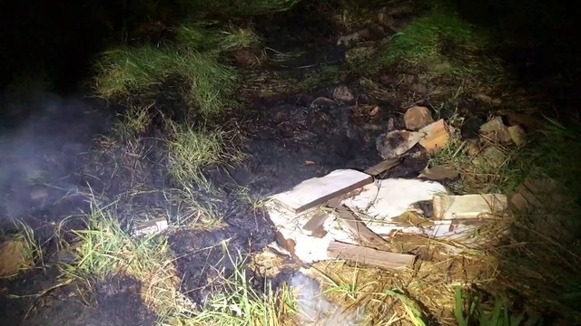 Bombeiros combatem incêndio em vegetação no Cascavel Velho