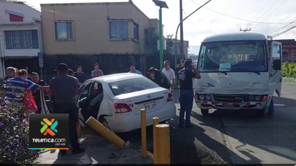 tn7-Cámara captó el choque de un microbús y un carro en el centro de san josé-150824