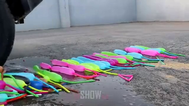 Aplastando Cosas Crujientes con el Coche _ Experimento_ 250 Globos de Agua VS Rueda de Coche (1)