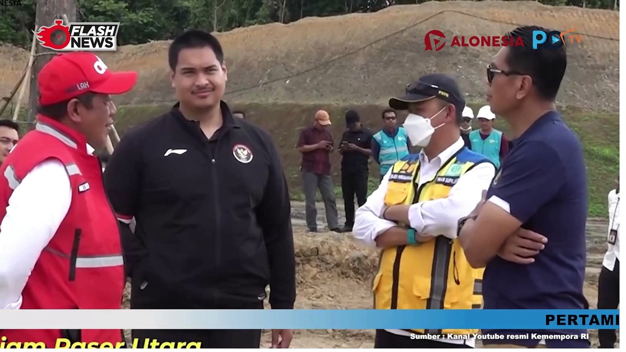 Menpora Dito Dampingi Presiden Tinjau Lapangan Sepak Bola Sport Center Ibu Kota Negara