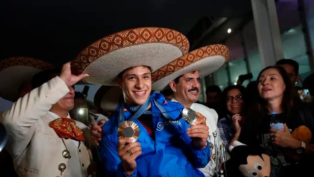 Osmar Olvera llega a México presumiendo sus medallas olímpicas conseguidas en París y a ritmo de mariachi