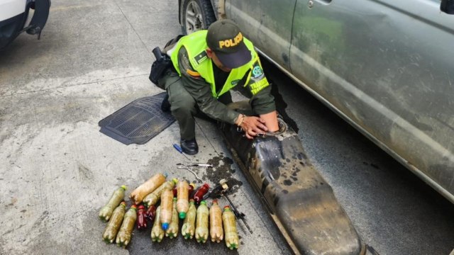 ¡Ingeniosos pero muy nerviosos! En la vía al suroeste incautan 50 kilos de base de coca camuflados en tanque de gasolina