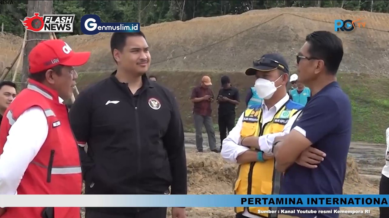 MENPORA Dito Ariotedjo Dampingi Presiden Tinjau Lapangan Sepak Bola Sport Center Ibu Kota Negara