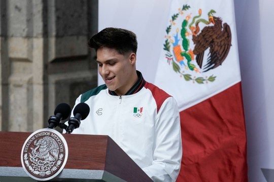 Osmar Olvera llega a México presumiendo sus medallas olímpicas conseguidas en París y a ritmo de mariachi
