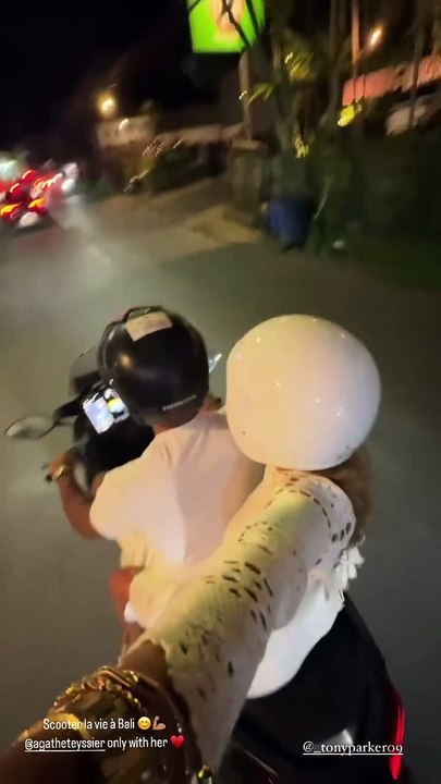 "Scooter la vie à Bali, seulement avec Agathe", écrit Tony Parker, très amoureux d'Agathe Teyssier
