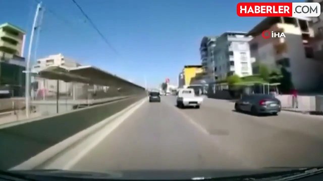 Makas atmak isterken kontrolden çıkan araç, bariyere çarptı