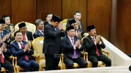 Presiden Jokowi Menyerahkan Tongkat Kepemimpinan Kepada Prabowo Subianto