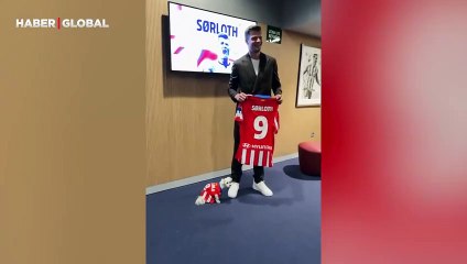 Sörloth tanıtım törenine Atletico Madrid forması giydirdiği köpeğiyle katıldı