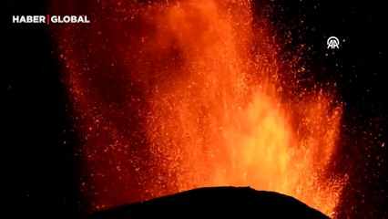 İtalya'da Etna Yanardağı lav püskürtmeye devam ediyor