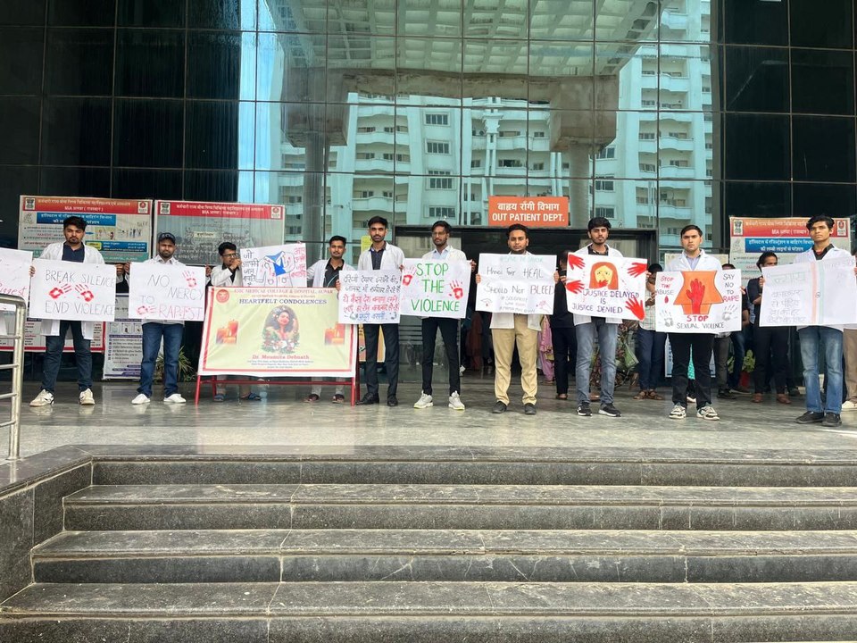अलवर: महिला डॉक्टर के साथ रेप और मर्डर के विरोध में रेजिडेंट्स डॉक्टर्स ने किया प्रोटेस्ट