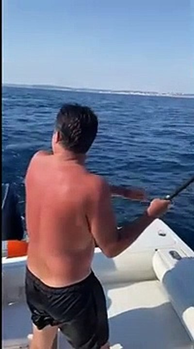 Matteo Salvini in vacanza in Puglia: eccolo in barca al largo di Gallipoli, si dedica alla pesca