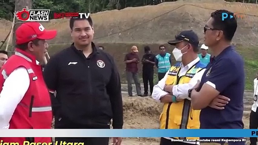 Menpora Dito Dampingi Presiden Tinjau Lapangan Sepak Bola Sport Center IKN