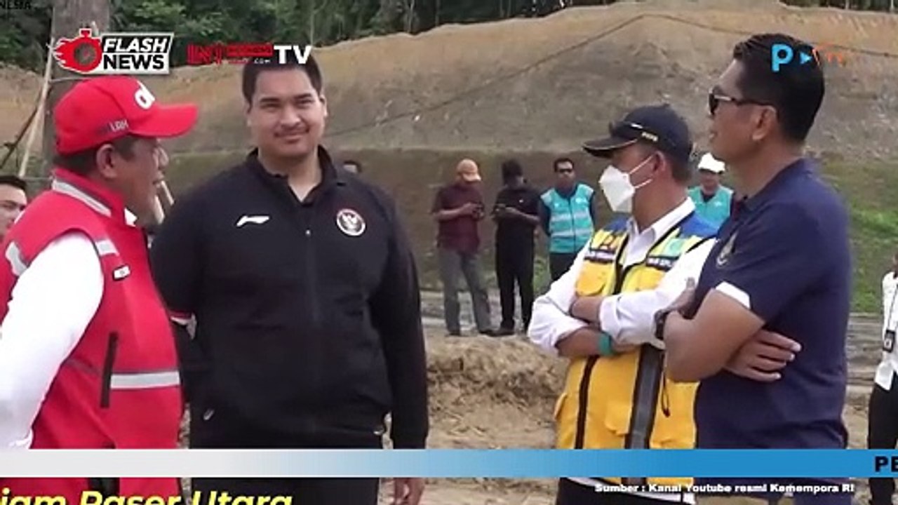 Menpora Dito Dampingi Presiden Tinjau Lapangan Sepak Bola Sport Center IKN