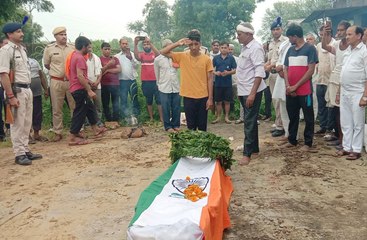 Video: सीआरपीएफ  के जवान को सैन्य सम्मान के साथ दी अंतिम विदाई