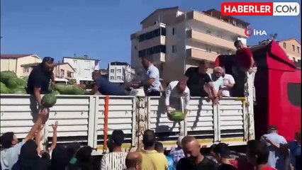 Mahalleliye karpuz dağıtıldı: 27 ton 1 saatte bitti