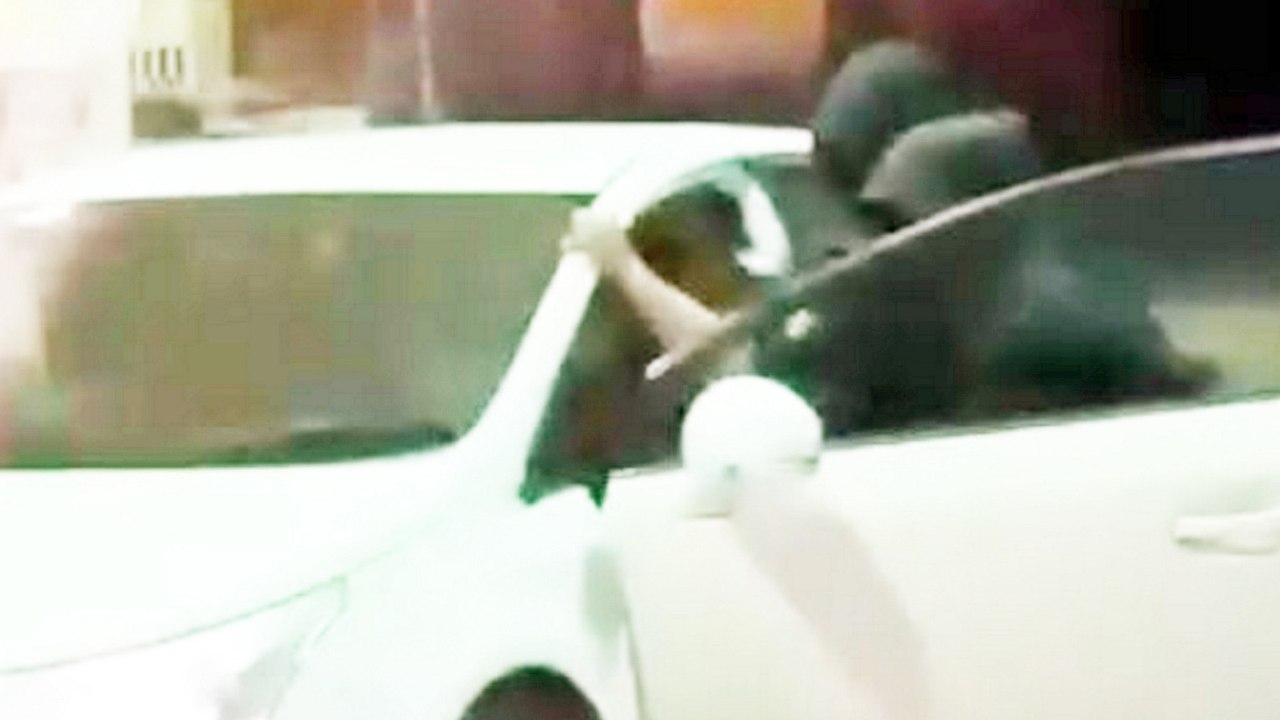 Schockierende videoüberwachung zeigt macheten-bande, die autofahrer an britischer tankstelle angreift