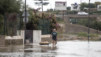 La DANA inunda carreteras y se lleva por delante decenas de coches en Menorca