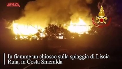 Il video del chiosco andato a fuoco in spiaggia a Liscia Ruia, in Sardegna