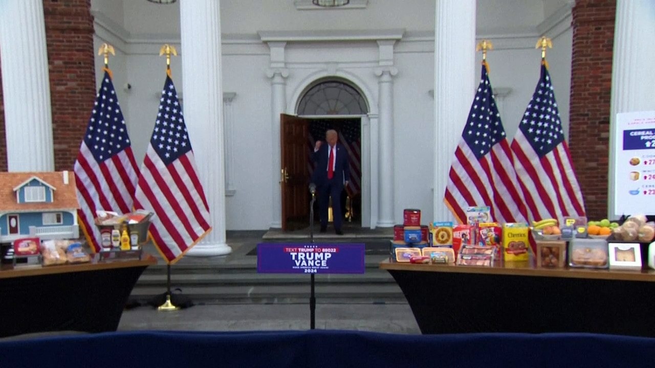 Trump - umstellt von Lebensmitteln