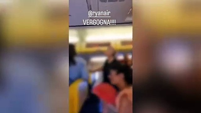 Volo Malaga-Bari, passeggeri bloccati a bordo senz'aria condizionata, poi la beffa: scendono e l'aereo riparte senza di loro