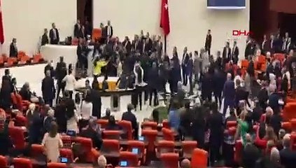 TBMM'de Can Atalay özel oturumu karıştı: Yumruklar ve tekmeler havada uçuştu...