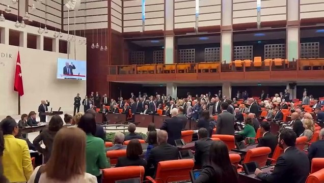 AKP'li Alpay Özalan'ın Ahmet Şık'a yumruklu saldırı anı