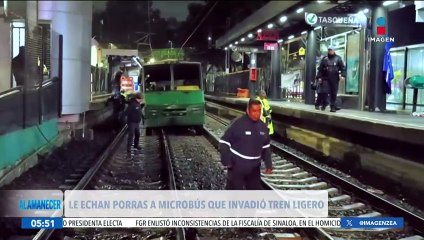 下载视频: Le echan porras a microbús que invadió las vías del Tren Ligero