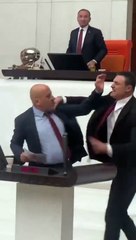 AK Partili Milletvekili Alpay Özalan’ın TİP Milletvekili Ahmet Şık’a yumruk atarak düşürdüğü an