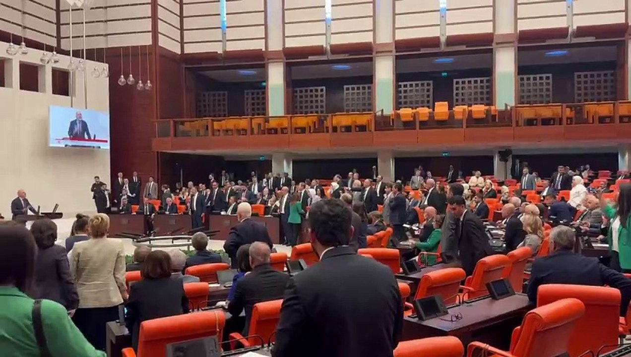 Cezaevinde tutuklu bulunan Can Atalay için toplanan Meclis’te kavga çıktı.