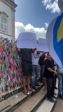 Bruno Reis inicia campanha na igreja do Bonfim com protestos e bandeiras