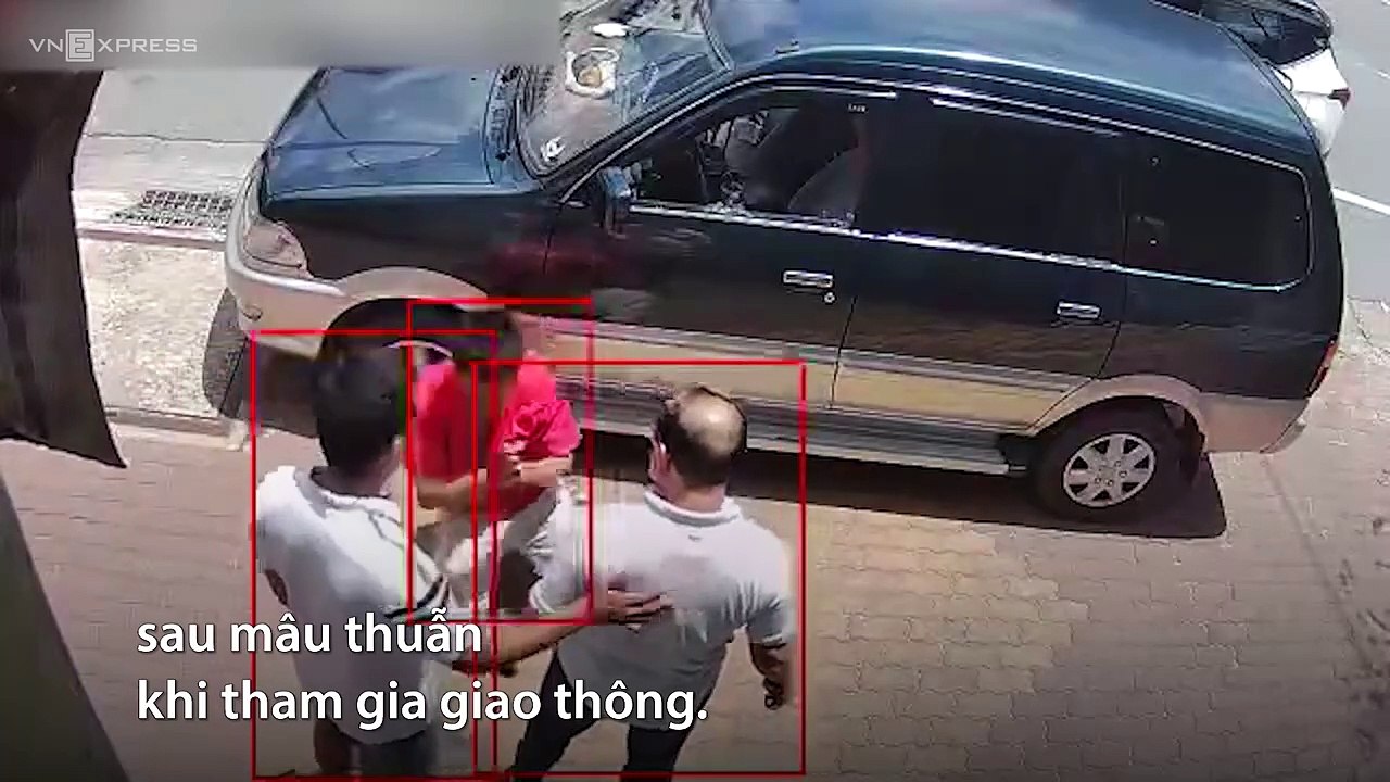 Tài xế bị 2 người lạ bắt quỳ giữa đường