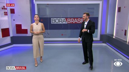 SP: caminhão atinge carros e vítima fica presa nas ferragens
