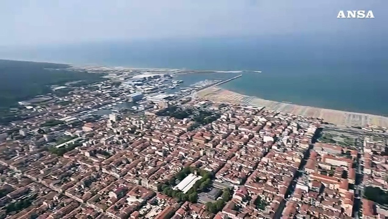 Ferragosto, le spiagge della Versilia viste dall'elicottero