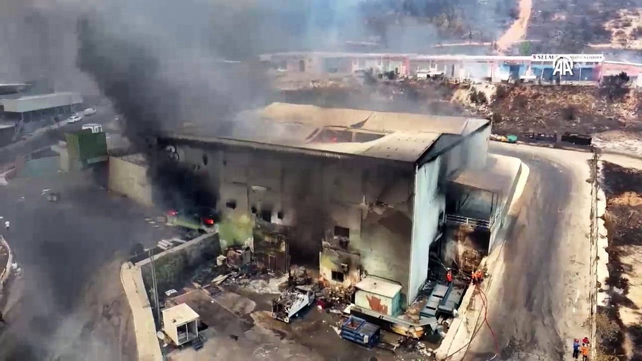 İzmir'de orman yangını fabrikaya sıçradı