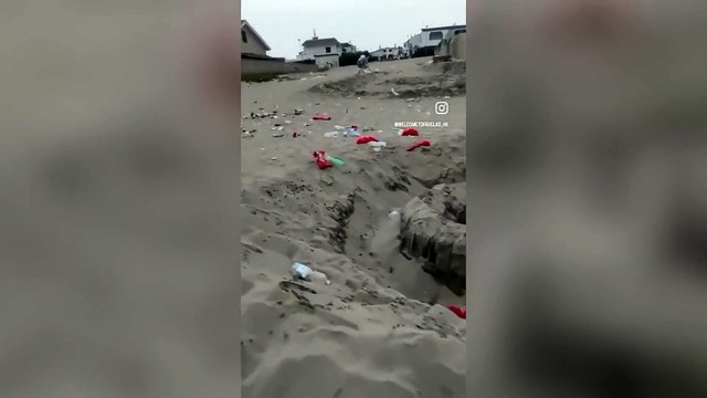 Lido dei Pini, il giorno dopo Ferragosto la spiaggia è una discarica