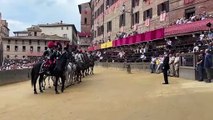 Palio, l'ingresso dei carabinieri in piazza del Campo