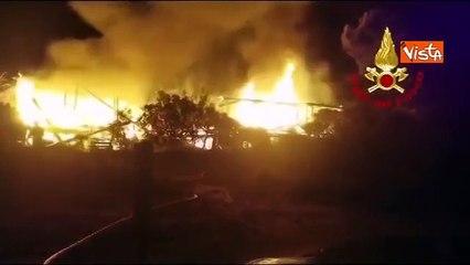Un chiosco va a fuoco sulla spiaggia a Liscia Ruja, in Sardegna, ecco il video