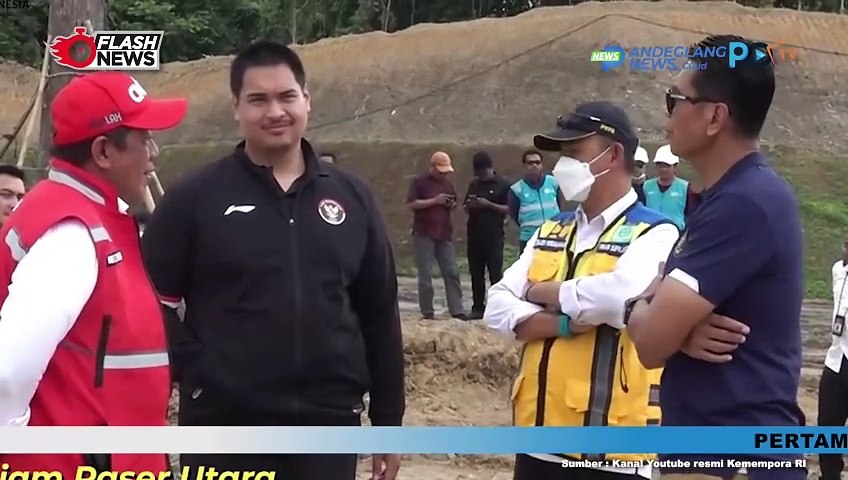 MENPORA DITO DAMPINGI PRESIDEN TINJAU LAPANGAN SEPAK BOLA SPORT CENTER IBU KOTA NEGARA