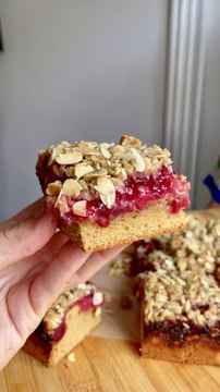 La Recette des Carrés à la Cerise façon Crumble | Dessert Estival Facile, Rapide et Ultra Moelleux