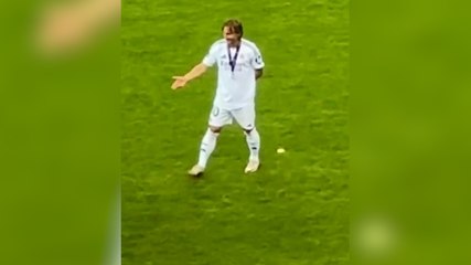 La enternecedora secuencia de Modric tirando de Güler para hacerse una foto juntos que encandila en redes