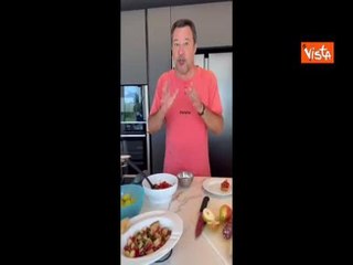 Salvini prepara una frisella: "Buon ferragosto, soprattutto a chi anche oggi lavora"