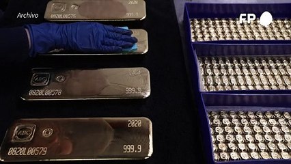 El oro marca récord histórico, a 2.500 dólares por onza