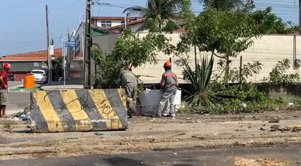Funcionários do VLT trabalham próximo à estação Vila União após acidente