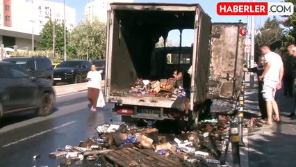 Küçükçekmece'de kozmetik ürün yüklü kamyonet alev alev yandı