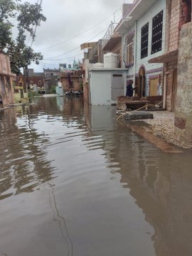 लगातार हुई बारिश में जिले में कई जगह भरा पानी, कुछ जगह गिरे मकान, प्रशासन अलर्ट